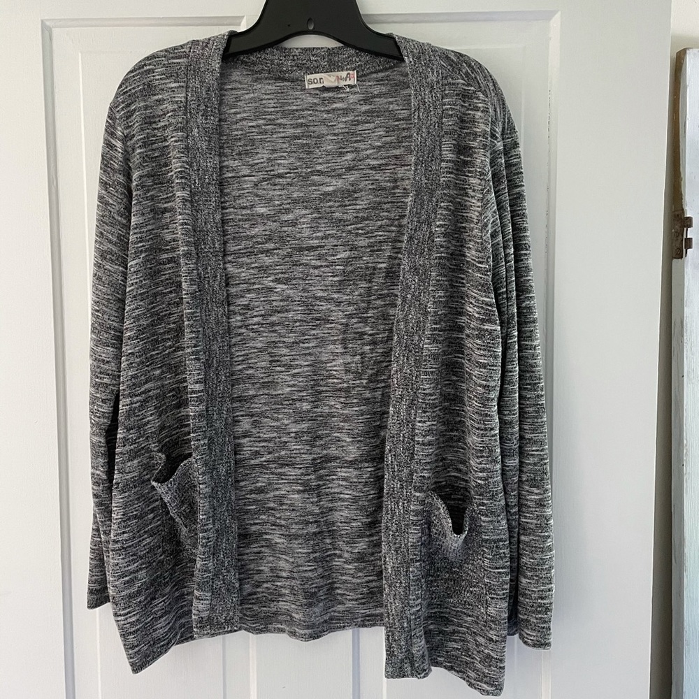 MEDIUM GRAY CARDIGAN